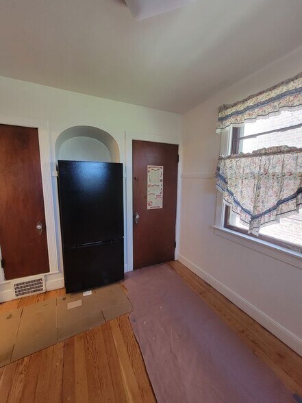 Building Photo - 10529 S Eberhart Ave