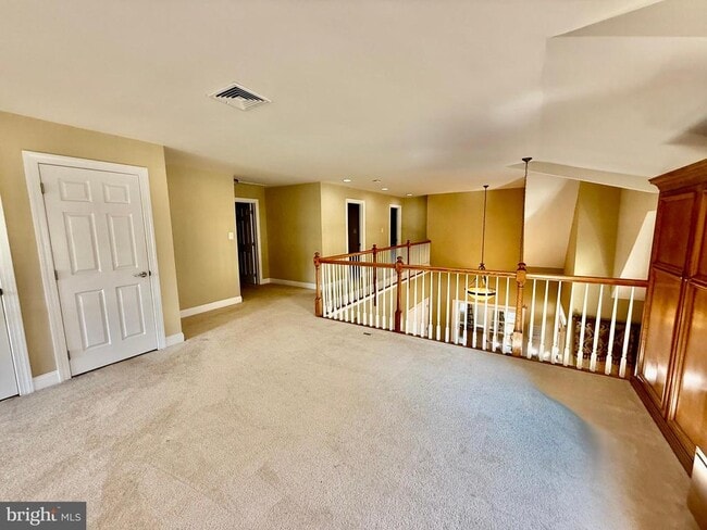 Building Photo - 8 Collins Mill Ct