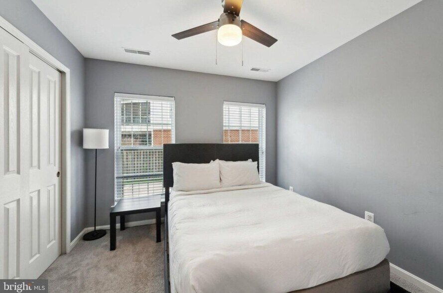 Building Photo - 401 Woodcrest Dr SE