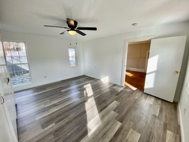 Building Photo - 40 Larchmont Rd