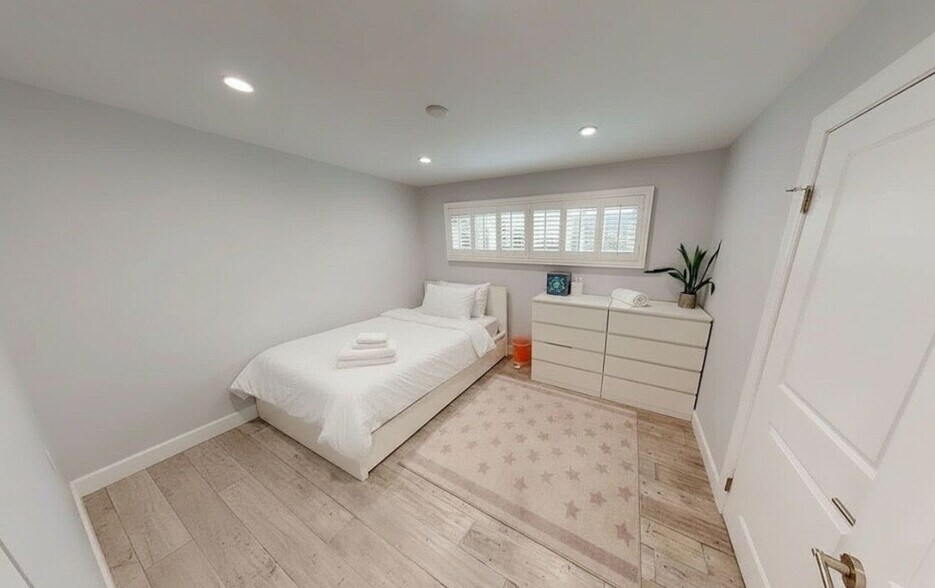 Building Photo - 10331 La Grange Ave