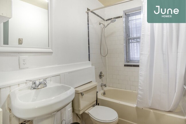 Building Photo - ROOM ONLY in 5-bed/2.0-bath Home