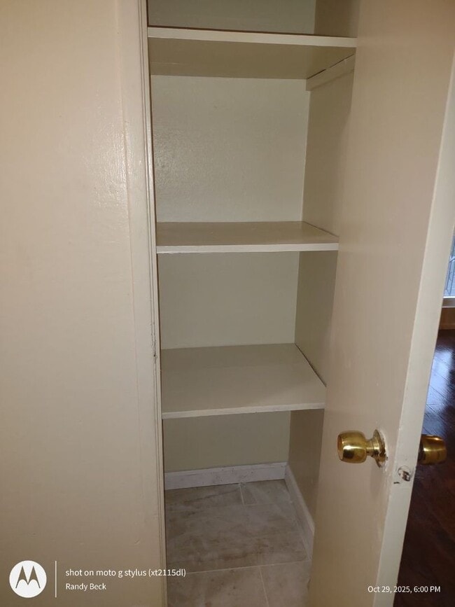 Building Photo - Spacious 2bd First Floor Apartment in 4-Plex Building