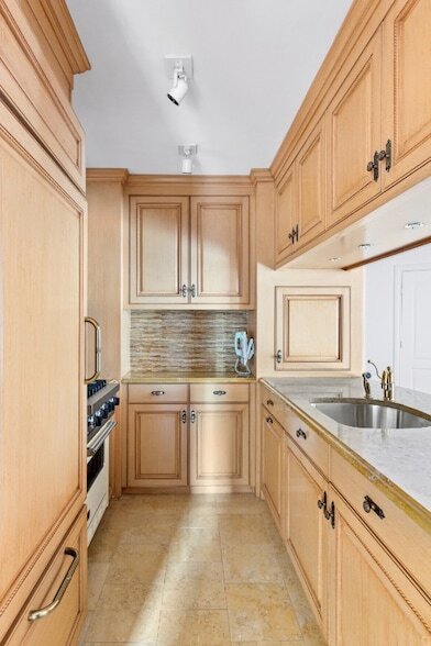 Building Photo - 155 W 70th St