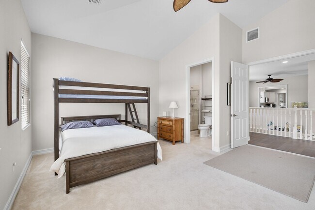 Building Photo - 3 Bed + Flex, 3 Bath 2,686 Sq Ft - Top Floor Coach Home