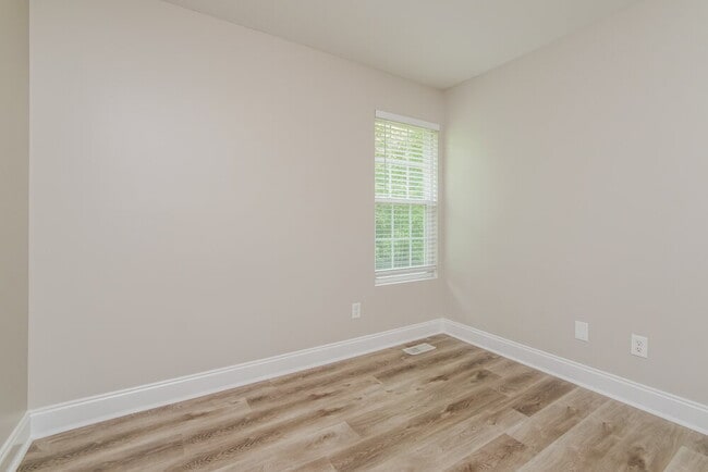 Building Photo - 145 Lynn Dr