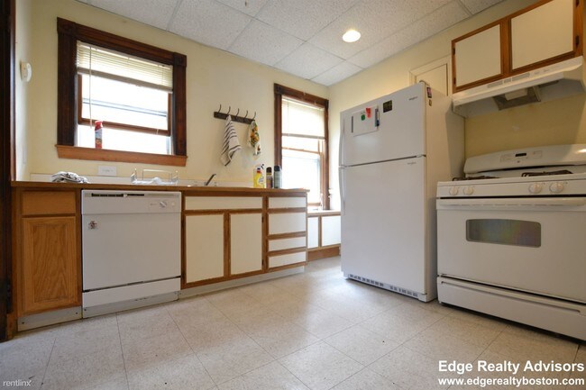 Building Photo - 4 br, 2 bath Apartment - 32 Gardena St # 1X