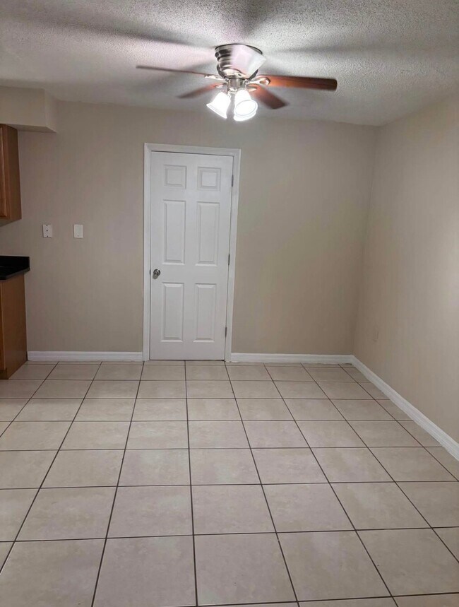 Building Photo - 2813 Spring Hill Ct