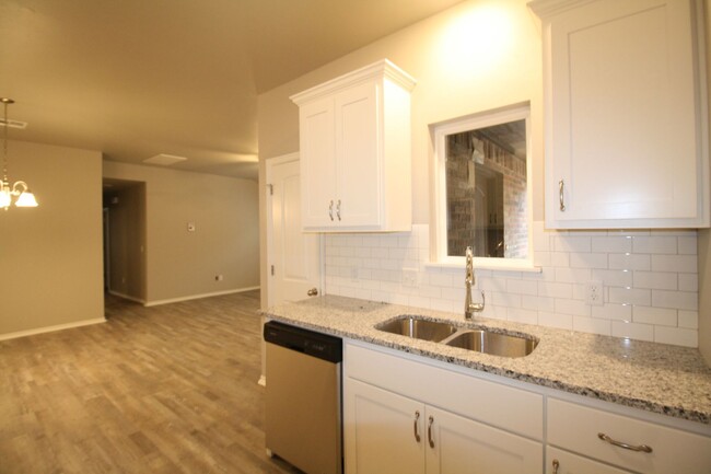 Building Photo - Cute 3 Bedroom Duplex in Edmond