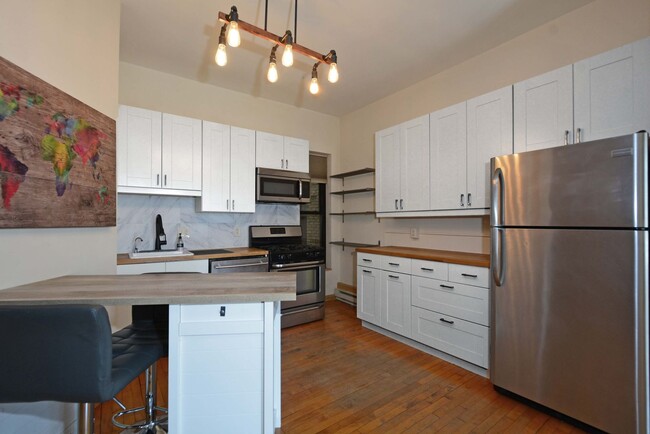 Building Photo - Beautiful Condo in Prime Minneapolis Locat...