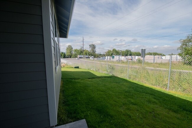 Building Photo - Wonderful 2BD Duplex in Great Washougal Lo...