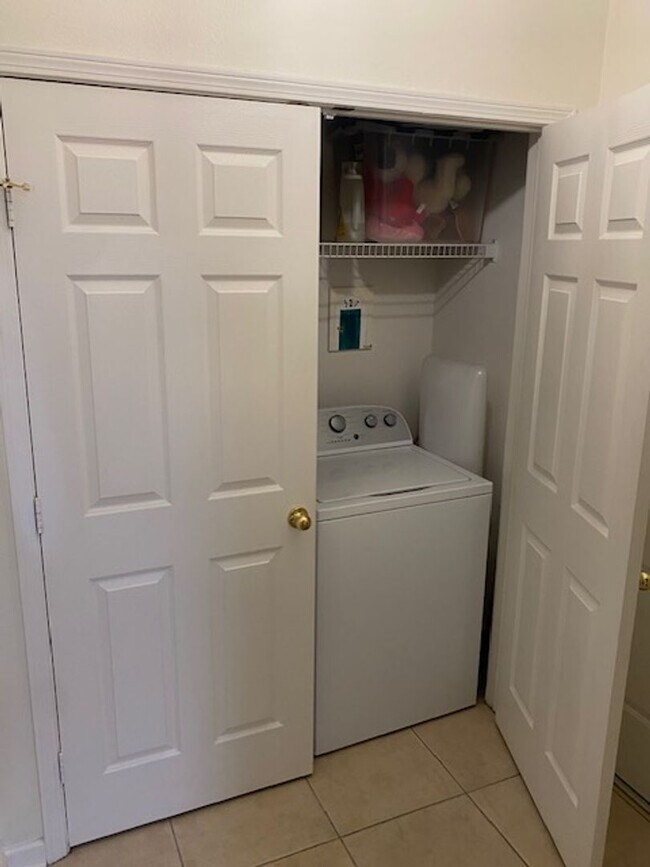 Building Photo - 10550 Baymeadows Rd