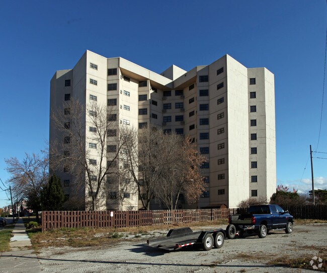 Lakeside Towers Kenosha, WI Apartment Finder