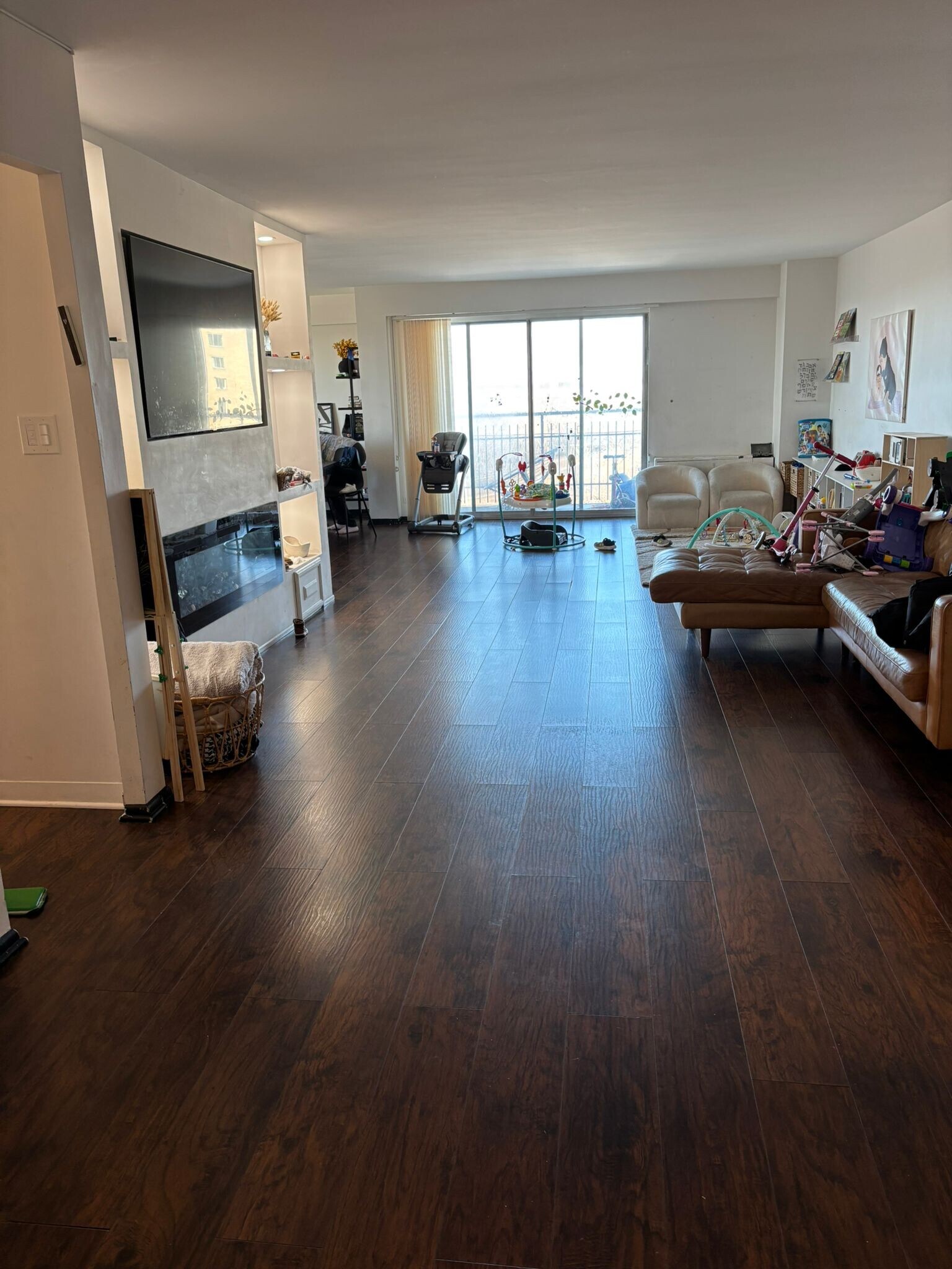 Living space - 6833 N Kedzie Ave