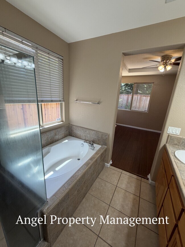Building Photo - 10101 E Taron Dr