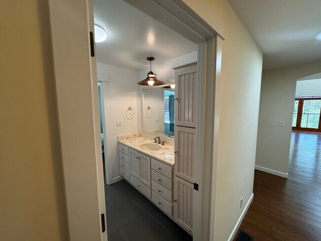 Building Photo - Beautiful 3 Bedroom/2 Bathroom Plus Bonus Room in Ben Lomond