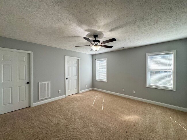 Building Photo - Stunning 4 Bed 2.5 Bath Home in Aberdeen