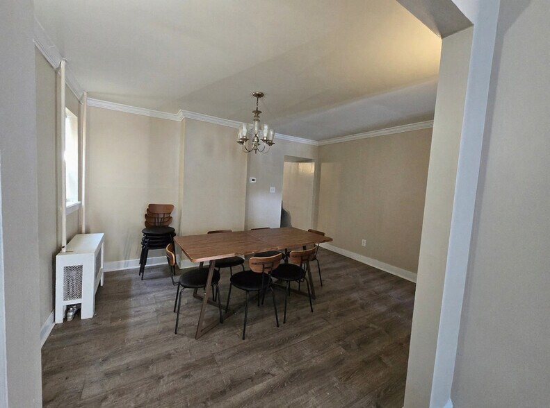 Building Photo - 403 Elm St