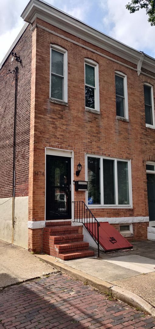 Building Photo - Chamring 2-Bedroom Locust Point Townhome w/ Deck