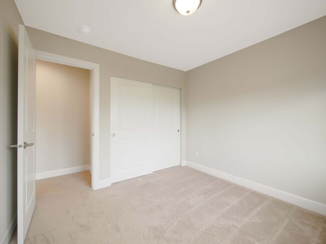 Building Photo - 4 Bed and 2.5 Bath Beautiful Single-family...