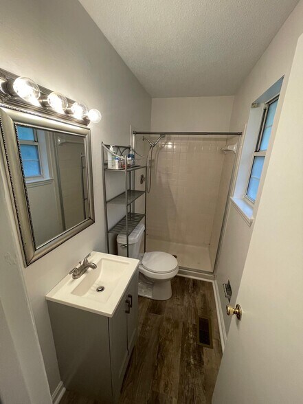 Full Bathroom (Master Bedroom) - 1936 Ashmore Ave