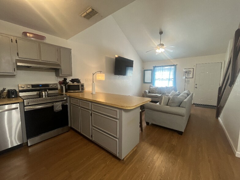 Building Photo - 1119 Ocala Rd