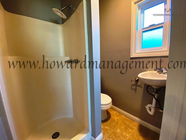 Building Photo - Lovely home with extra large backyard, con...