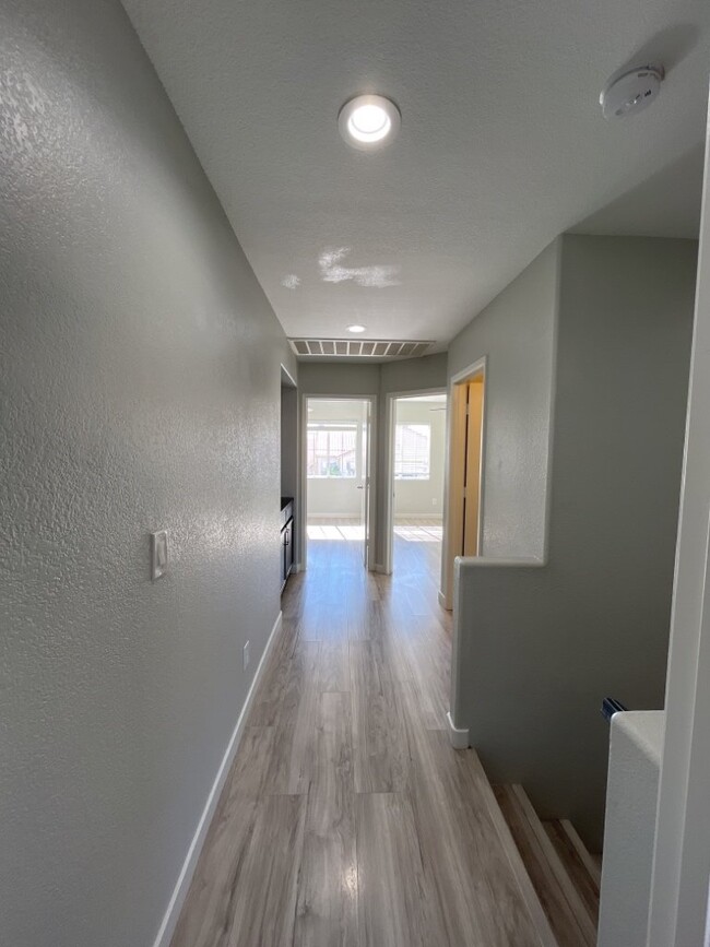 Building Photo - Beautiful modern 2 story home located in N...