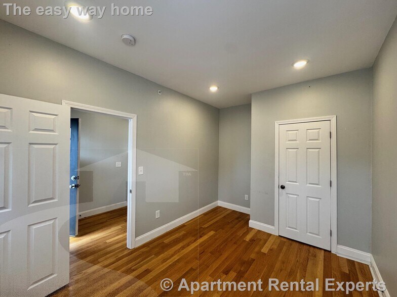 Building Photo - 246 Main St