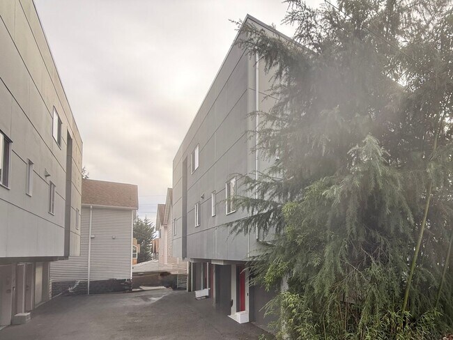 Building Photo - Northgate Townhome