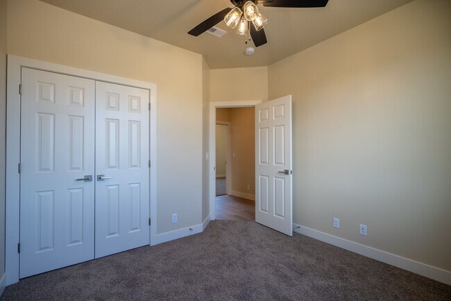 Building Photo - Newer Townhome Near Utah Tech