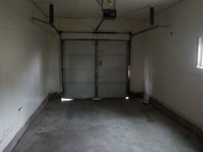 Building Photo - 909 Highland Dr