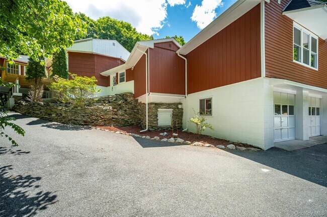 Building Photo - 219 Benedict Rd