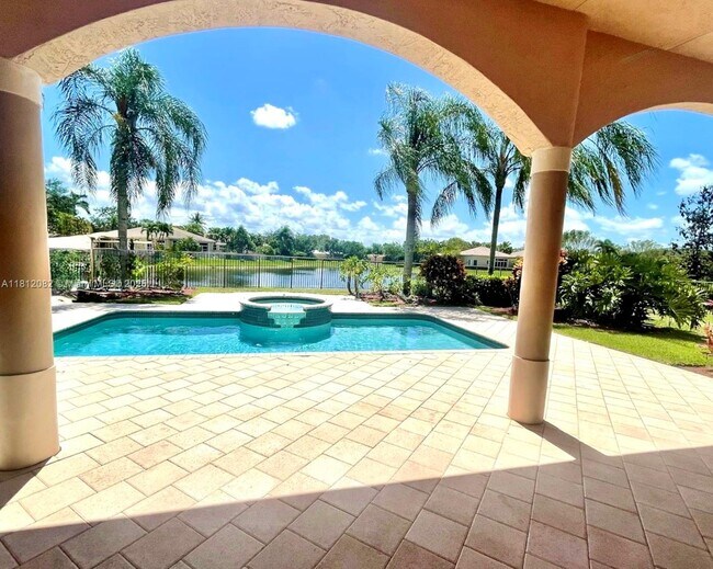 Building Photo - 2547 Montclaire Cir
