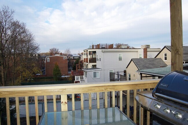 Building Photo - 117 L St