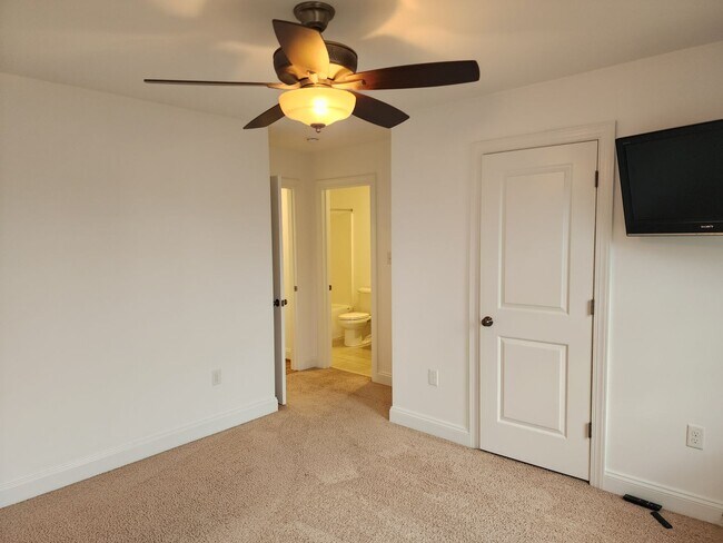 Building Photo - Stunning Luxury Home with 5 Bedrooms and 5...