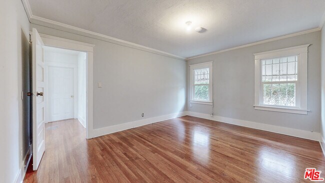 Building Photo - 1438 S Norton Ave