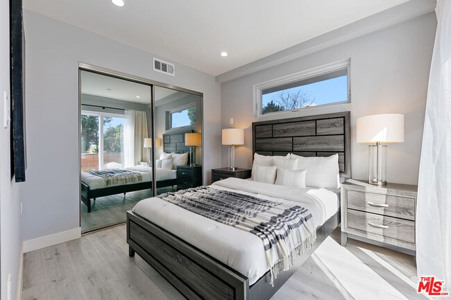 Building Photo - 15106 Roxford St