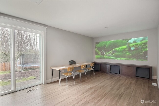 Building Photo - Well Maintained 3 Bed 2.5 Bath for Rent!