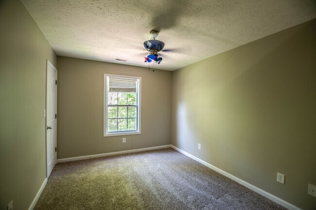 Building Photo - Four Bedroom with Bonus!