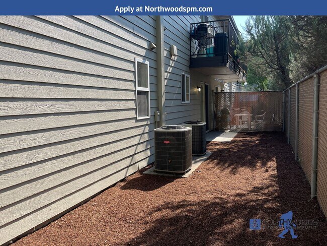 Building Photo - Very Nice 2 Bedroom 1 Bath Condo-Located i...