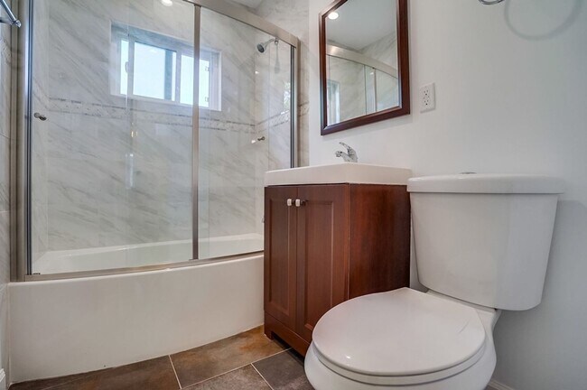 Building Photo - 633 W Hyde Park Blvd