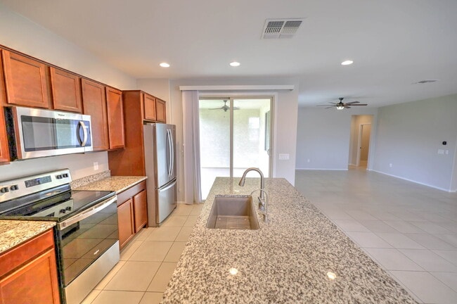 Building Photo - 4 Bedroom with new carpet and new interior paint in Saguaro Trails!