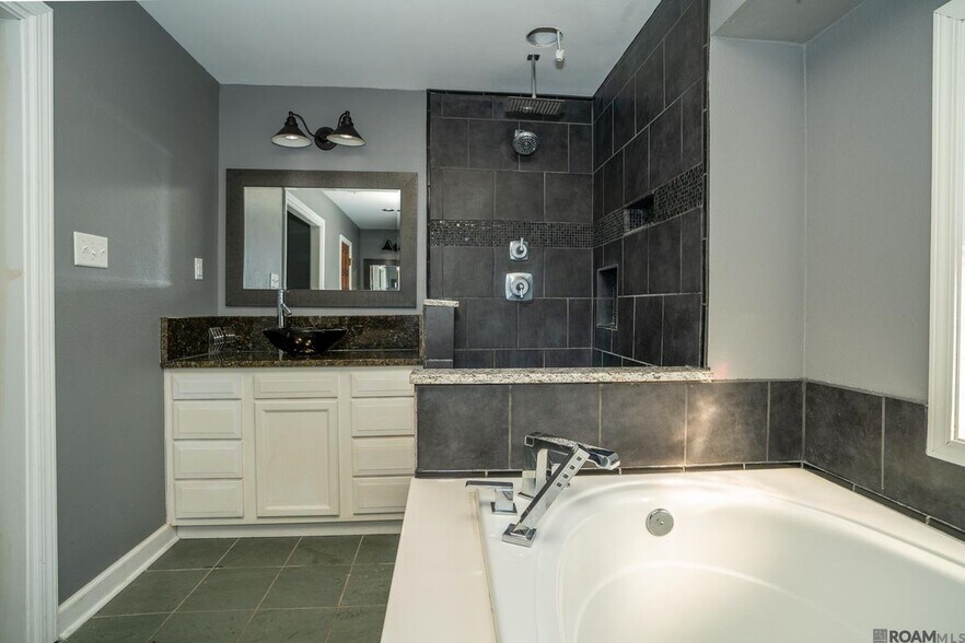 Building Photo - 3736 Sessions Dr