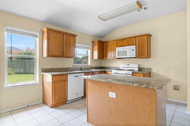 Building Photo - 3300 Creekwood Dr