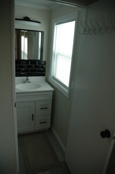 Building Photo - 23 Kinsmen Dr