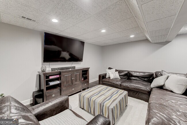 Building Photo - 209 Cedar Dr