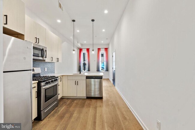 Building Photo - 2526 W Girard Ave