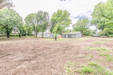 Building Photo - "Charming 2-Bedroom Retreat with Huge Yard...