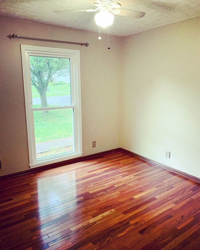 Building Photo - Charming Brick Ranch with Modern Updates in Bluegrass Fields